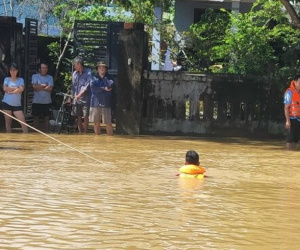 Đang chơi cùng bạn trước cửa nhà, bé gái 3 tuổi trượt chân rơi xuống sông mất tích dưới dòng lũ dữ