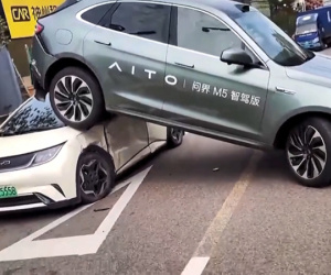Nhầm chân ga khi lùi xe, xế hộp leo thẳng lên ô tô phía sau ngồi 'chiễm chệ'