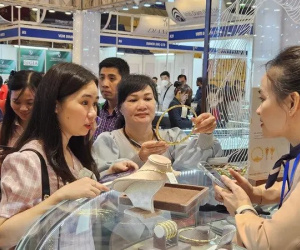 Đông nghẹt người đi mua vàng, kim cương ở TP HCM