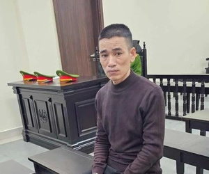 Sau khi chém nhiều nhát, chồng đưa dao ép vợ tự tử