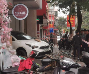 Vụ nữ tài xế lùi ô tô vào cửa hàng vàng: Người bảo vệ đã tử vong