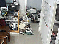 Thót tim với cảnh bé gái bị cả kệ đồ rơi trúng mặt khi đang chơi đùa