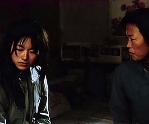 Bị lừa bán cho người lạ, cô gái nhanh trí lên kế hoạch 'bán luôn' kẻ bắt cóc mình cho ông già trong làng