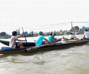 Đua ghe giữa mênh mông nước lũ, Chủ tịch xã nói 'chìm cũng không sao'