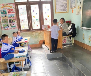 Học sinh lớp 6 ngồi bàn giáo viên 'dạy học sinh lớp 1': Bất ngờ người chụp ảnh