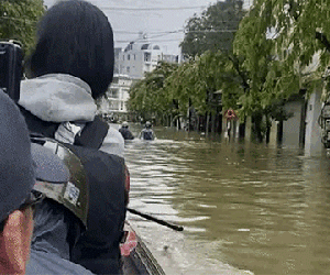 Thanh niên 'mắc kẹt' ở Huế đúng đợt mưa lịch sử, suýt khóc khi nhận chiếc bánh từ một ni cô