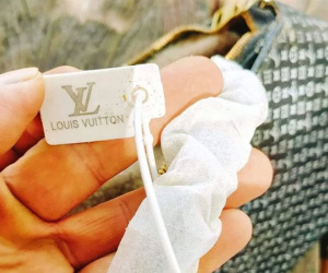 Nhặt rác làm sạch biển, lượm được túi hàng hiệu Louis Vuitton