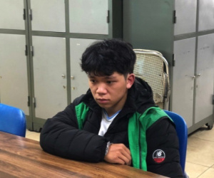 Dưới vỏ bọc shiper, nam sinh viên dùng kìm cộng lực phá khóa cửa để trộm giữa ban ngay