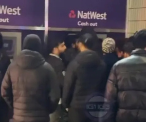 Khách hàng 'phát sốt' đến rút ở cây ATM nhả gấp đôi số tiền yêu cầu