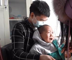 Làm bố khi mới 14 tuổi, chàng trai 'cắn răng' một mình nuôi con, câu nói của đứa trẻ về ước mơ sau này khiến ai cũng xót xa