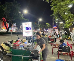 Phố ẩm thực chợ Đông Ba nhộn nhịp trở lại sau ngập lụt