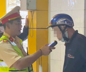 Bị yêu cầu đo nồng độ cồn, người đàn ông đập vỡ máy đo, cắn vào đùi cảnh sát