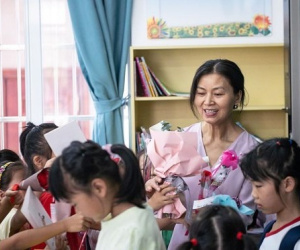 3 điều cấm kị khi tặng quà cho giáo viên, mắc phải thì thật tâm đến mấy cũng thành ra vụ lợi