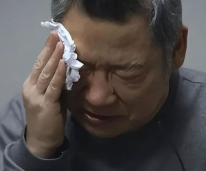 Sợ lộ 'núi' ngoại tệ giấu trong nhà, tham quan quyết mang ra đốt sạch