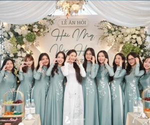 Áo dài bê tráp trong 4 đám cưới đình đám dạo này: Tông trắng - pastel phủ sóng, đa dạng kiểu dáng từ đơn giản đến cách điệu