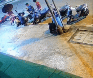 Clip: Ô tô mất lái hạ gục hàng loạt xe máy như phim hành động