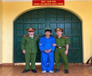 Đã vi phạm nồng độ cồn còn dùng máy cắt cỏ làm bị thương cảnh sát