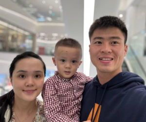Vợ Duy Mạnh để lộ nhan sắc nhợt nhạt khi đi chơi cùng chồng con