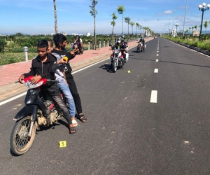 Nhóm thanh niên chiếu đèn pin và bắn ná cao su khiến một CSCĐ bị thương