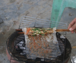 Bình Thuận: Bánh tráng nướng cuộn dễ làm, ngon miệng