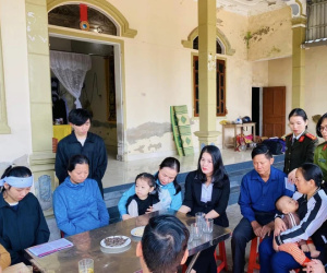 Trao 2 sổ tiết kiệm cho 2 con của Đại uý Trần Trung Hiếu hy sinh khi bắt tội phạm
