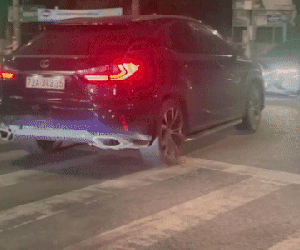 Hai ô tô tông trực diện vì mâu thuẫn tình cảm, cả 2 tài xế bị bắt khẩn cấp