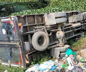 Xe tải mất lái lao xuống mương nước, nữ tài xế may mắn thoát nạn