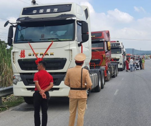 CSGT dừng xe, nhắc nhở tài xế đoàn ô tô đầu kéo rước dâu bấm còi inh ỏi