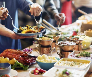 Quy tắc 'ba trước bốn sau' khi đi ăn buffet