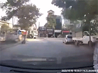 Xe máy 'thoát bàn tay tử thần' ngay dưới gầm xe tải sau khi đi vào điểm mù