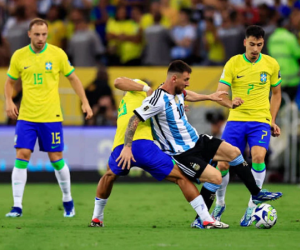 Kinh điển Nam Mỹ: Messi bị 'đòn hội đồng', 2 lần chấn thương & rời sân sớm