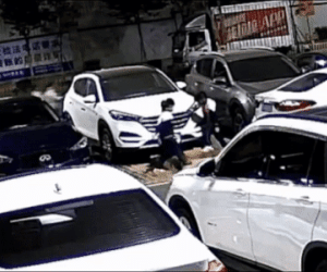 4 ô tô bốc cháy, camera tiết lộ hành động bất ngờ của 3 đứa trẻ
