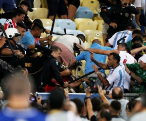 CĐV Argentina và Brazil đánh nhau, Messi bất lực gọi đồng đội vào đường hầm vì trận đấu tạm hoãn
