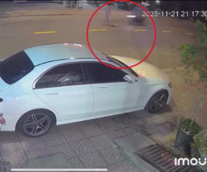 Xe máy tông phải người đứng giữa đường, 4 người thương vong