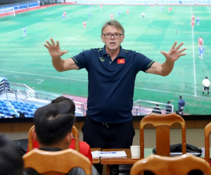 Ông Troussier truyền kinh nghiệm thực chiến xương máu của đội tuyển Việt Nam cho HLV Lương ‘dị’