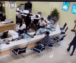 Video cận cảnh 2 đối tượng dùng súng cướp ngân hàng ở Đà Nẵng