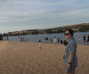 YouTuber triệu view Hàn Quốc mê tour sa mạc Mũi Né, say sưa thưởng thức bánh xèo