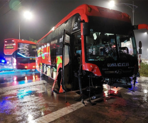 20 hành khách hoảng loạn khi xe khách tông dải phân cách, rơi bánh rồi quay 180 độ