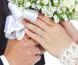 Kiếm tiền nhờ dịch vụ cắt nhỏ ảnh cưới cho cặp đôi ly hôn