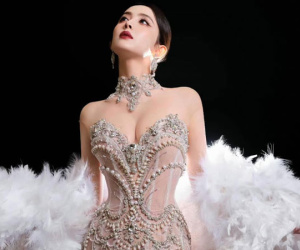 Diện đầm xuyên thấu của NTK Việt, 'Mỹ nhân Tân Cương' được ví như công chúa thiên nga, hút 8 triệu lượt xem