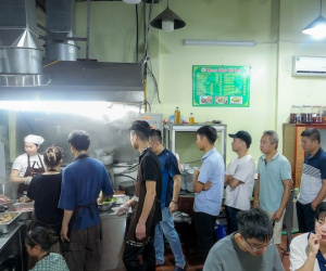 Quán phở đông bậc nhất Hà Nội, khách phố cổ đi hàng chục cây số, xếp hàng chờ ăn