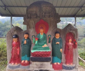 Dân làng Trung Quốc sơn màu sặc sỡ cho bộ tượng Phật 1.400 năm tuổi