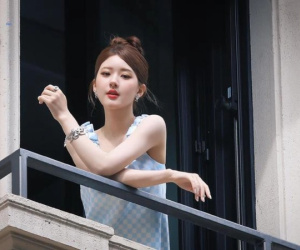 Triệu Lộ Tư nhét bã kẹo cao su vào tay nhân viên và các ngôi sao hành xử như bà hoàng