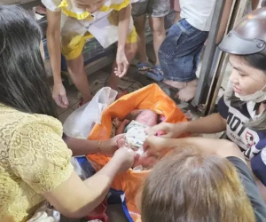 Bé gái sơ sinh còn nguyên dây rốn bị bỏ rơi trong hẻm ở TPHCM