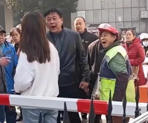 Cô gái xuống tay đánh cụ ông xin tiền khiến đám đông giận dữ chỉ trích, bị lên án mới ra sức ngụy biện: 'Do tâm trạng không được tốt'