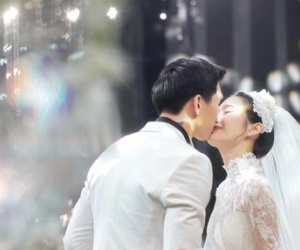 Đoàn Văn Hậu trao nụ hôn ngọt ngào cho Doãn Hải My, cô dâu rưng rưng nước mắt khi bố chồng phát biểu