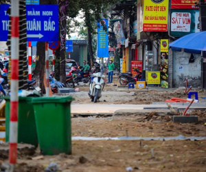 Cuối năm vỉa hè lại bị xới tung khiến người dân ngán ngẩm