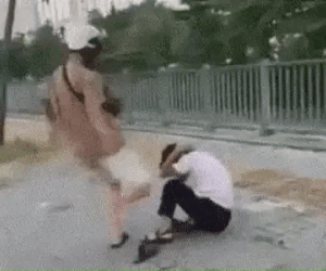 Nghi ngờ bạn gái bị trêu, Thiếu niên 15 tuổi chặn đánh nam sinh túi bụi