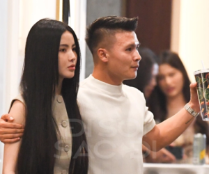 Quang Hải liên tục có hành động khẳng định chủ quyền với Chu Thanh Huyền, vui vẻ giới thiệu nàng với đồng nghiệp