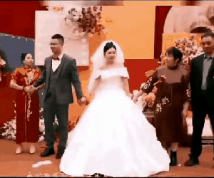 Độc lạ đám cưới: Mẹ chú rể hành động kì quặc khiến cả nhà gái 'ngơ ngác', cô dâu ngượng thay